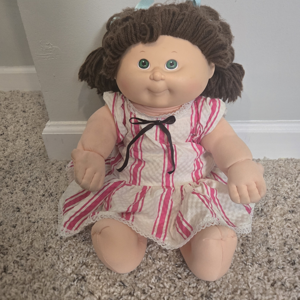 Vintage 1990 Cabbage Patch Kid Doll Brown‎ Yarn Hair Green Eyes Soft Body